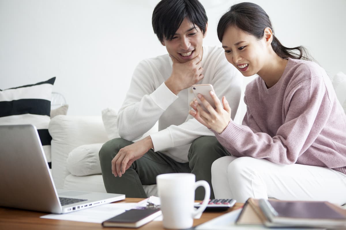 相談するカップル